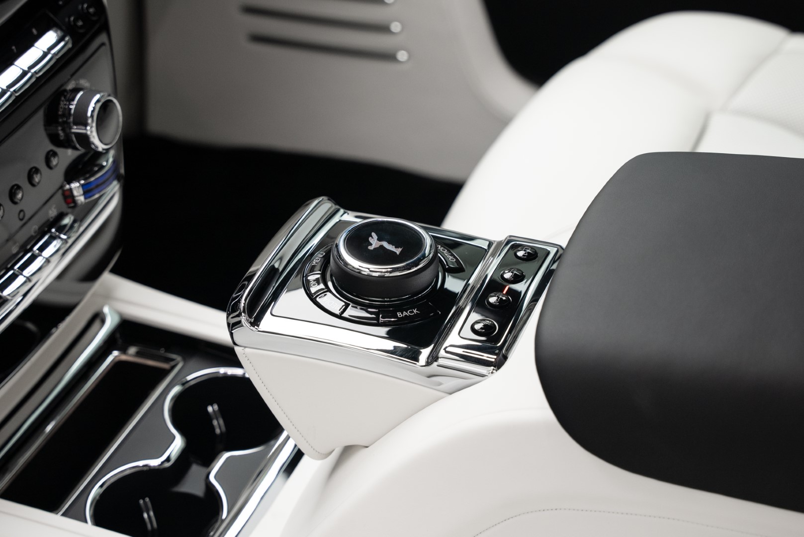 2024 ROLLS ROYCE PHANTOM EXTENDED. SERENTY SEATS. BESPOKE SOUND SYSTEM. REAR CURTAINS.